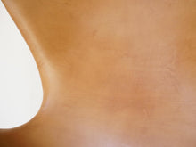 画像をギャラリービューアに読み込む, Arne Jacobsen Egg Chair アルネヤコブセンのエッグチェアの背もたれに何か文字のような日焼け跡