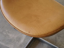 画像をギャラリービューアに読み込む, Arne Jacobsen Egg Chair アルネヤコブセンのエッグチェアのオットマン コニャック色のレザーの座面