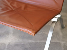 画像をギャラリービューアに読み込む, Poul Kjærholm PK22 EKC製 ポールケアホルムのイージーチェアの座面の角の摩耗