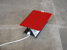 画像をギャラリービューアに読み込む, Charlotte Perriand(シャルロット・ペリアン)のウォールランプCP-1レッドと側面にあるスイッチ