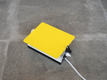 画像をギャラリービューアに読み込む, Charlotte Perriand(シャルロット・ペリアン)ウォールランプ黄色を床に置いた