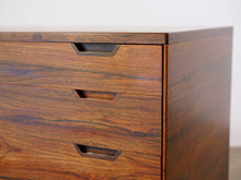画像をギャラリービューアに読み込む, Svend Langkilde Chest スヴェンドランキレのチェスト ローズウッドの引き出しの取手にも細工