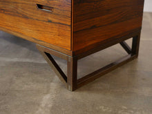 画像をギャラリービューアに読み込む, Svend Langkilde Chest スヴェンドランキレのチェスト ローズウッドの引き出しの脚
