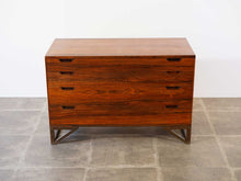 画像をギャラリービューアに読み込む, Svend Langkilde Chest スヴェンドランキレのチェスト ローズウッドの引き出しの正面やや上から