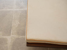 画像をギャラリービューアに読み込む, Georg Thamsのソファのマットの角