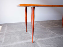 画像をギャラリービューアに読み込む, スウェーデンデザインのテーブルのスタイリッシュな脚