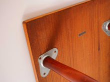 画像をギャラリービューアに読み込む, スウェーデンデザインのテーブルの裏面の脚との接合部