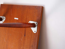 画像をギャラリービューアに読み込む, スウェーデンデザインのテーブルの裏面