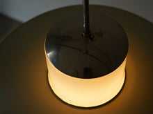 画像をギャラリービューアに読み込む, Paavo Tynell(パーヴォ・ティネル)ペンラントランプ モデル1673の点灯した様子 金属蓋