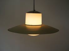 画像をギャラリービューアに読み込む, Paavo Tynell(パーヴォ・ティネル)ペンラントランプ モデル1673の点灯した様子