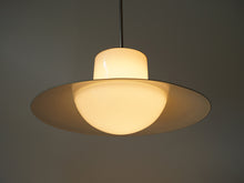 画像をギャラリービューアに読み込む, Paavo Tynell(パーヴォ・ティネル)ペンラントランプ モデル1673の点灯した様子 ガラスの照明