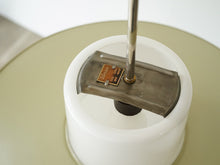 画像をギャラリービューアに読み込む, Paavo Tynell(パーヴォ・ティネル)ペンラントランプ モデル1673の金属傘を開けたところ