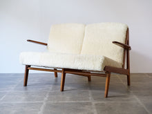 画像をギャラリービューアに読み込む, モーエンセンのムートンソファー