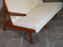 画像をギャラリービューアに読み込む, モーエンセンのムートンソファの左側