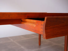 画像をギャラリービューアに読み込む, フィン・ユールのテーブルの引き出し側面