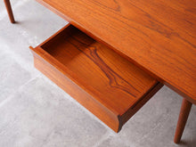 画像をギャラリービューアに読み込む, フィン・ユールのテーブル引き出し上から