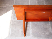 画像をギャラリービューアに読み込む, フィン・ユールのテーブル脚