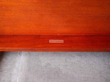 画像をギャラリービューアに読み込む, フィン・ユールのテーブルに貼られたラベル