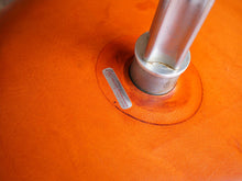 画像をギャラリービューアに読み込む, スワンチェアに貼られたラベル