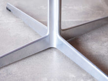 画像をギャラリービューアに読み込む, スワンチェアの脚