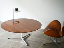 画像をギャラリービューアに読み込む, アルネ・ヤコブセンのテーブルの使用イメージ