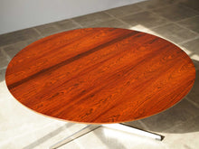 画像をギャラリービューアに読み込む, アルネ・ヤコブセンのテーブルの太陽光下の天板斜めから