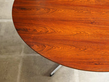 画像をギャラリービューアに読み込む, アルネ・ヤコブセンのテーブルの天板アップ