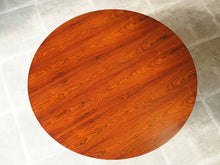 画像をギャラリービューアに読み込む, アルネ・ヤコブセンのテーブルの全体図真上から