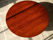 画像をギャラリービューアに読み込む, アルネ・ヤコブセンのテーブルの太陽光下の天板