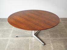 画像をギャラリービューアに読み込む, アルネ・ヤコブセンのテーブルの全体図斜め上から