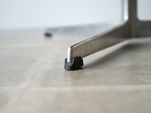 画像をギャラリービューアに読み込む, アルネ・ヤコブセンのテーブルの脚先割れアップ