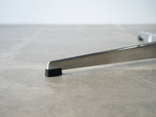 画像をギャラリービューアに読み込む, アルネ・ヤコブセンのテーブルの脚先アップ