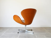 画像をギャラリービューアに読み込む, スワンチェアの全体図右斜め後ろから