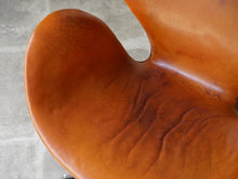 画像をギャラリービューアに読み込む, スワンチェアの座面と左側面アップ