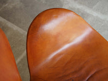 画像をギャラリービューアに読み込む, スワンチェアの右側面内側アップ