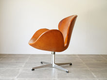 画像をギャラリービューアに読み込む, スワンチェアの全体図右横から