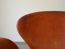 画像をギャラリービューアに読み込む, スワンチェアの背もたれ左側アップ