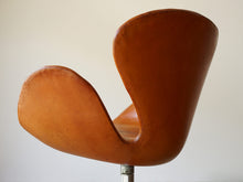 画像をギャラリービューアに読み込む, スワンチェアの右背面から