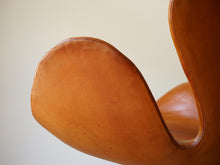 画像をギャラリービューアに読み込む, スワンチェア右側面アップ