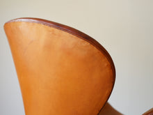 画像をギャラリービューアに読み込む, スワンチェアの背もたれ裏左側アップ