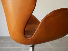 画像をギャラリービューアに読み込む, スワンチェアの背もたれ裏左下側アップ