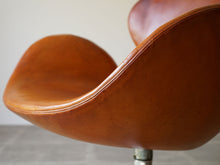 画像をギャラリービューアに読み込む, スワンチェア右座面裏アップ