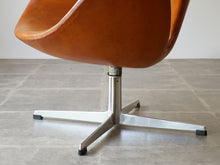 画像をギャラリービューアに読み込む, スワンチェアの脚