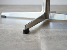 画像をギャラリービューアに読み込む, スワンチェアの脚先アップ