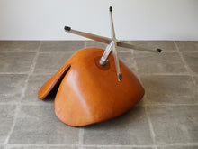 画像をギャラリービューアに読み込む, スワンチェアの座面裏から