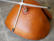 画像をギャラリービューアに読み込む, スワンチェアの座面裏