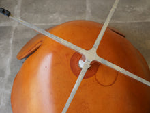 画像をギャラリービューアに読み込む, スワンチェアの座面裏からアップ