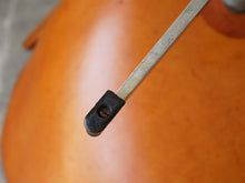 画像をギャラリービューアに読み込む, スワンチェアの脚先裏アップ