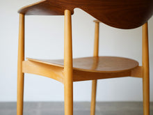 画像をギャラリービューアに読み込む, メトリポリタンチェアの脚はブナ材