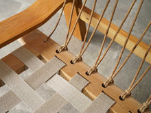 画像をギャラリービューアに読み込む, Hans J Wegner GE671 ハンスJウェグナーのゲタマ製イージチェアの座面のベルトとロープ結び